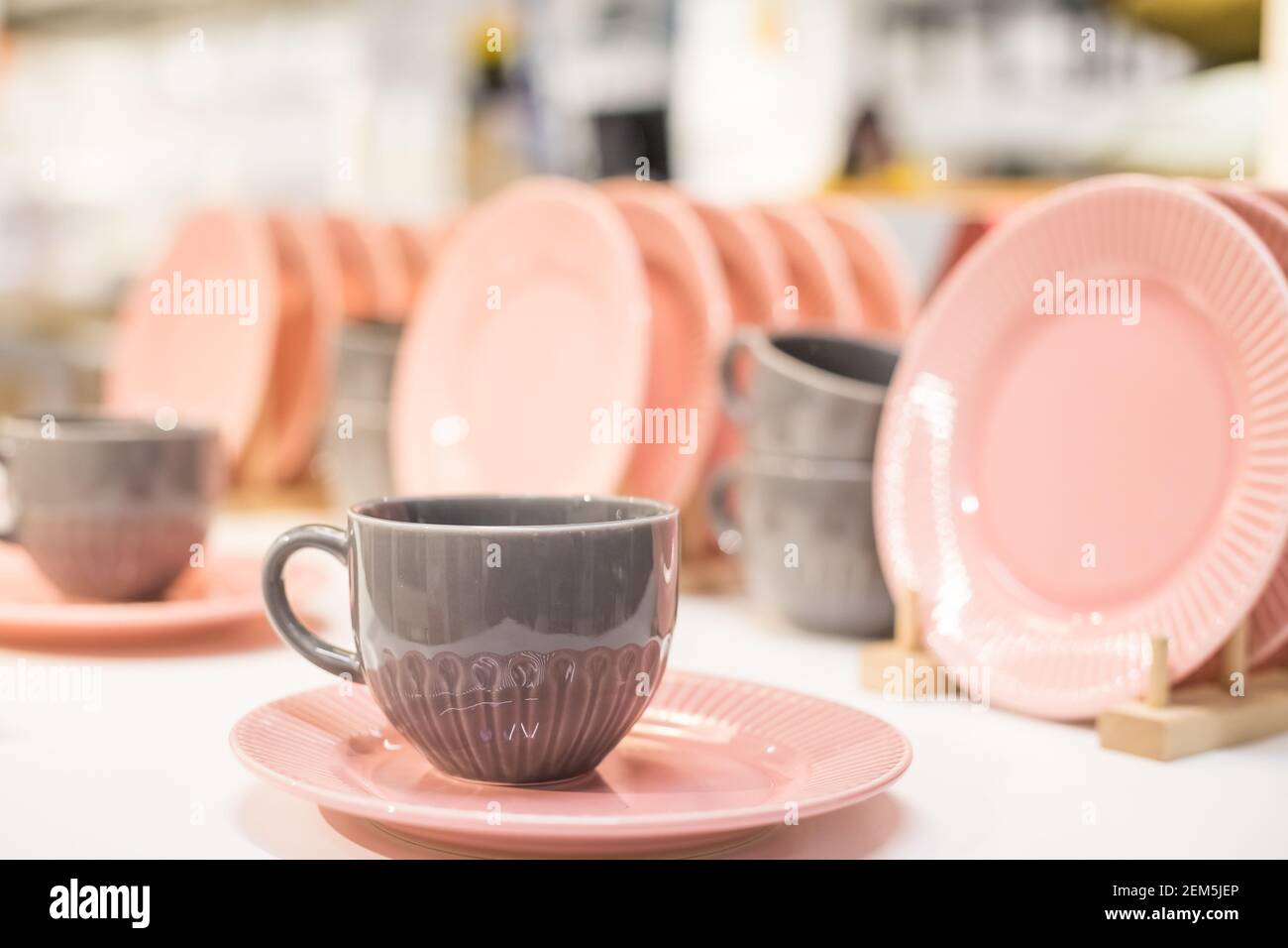 Kommerzielle rosa und weiße Teller und Schalen mit Kristall gestapelt Weingläser.Bunte Keramik sauberes Geschirr.Keramik Geschirr Geschirr Stockfotografie