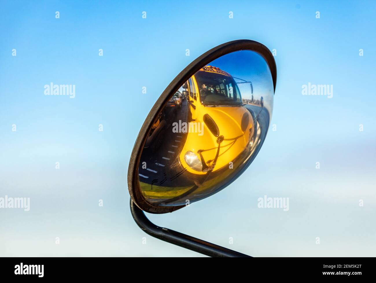 Spiegelung der Vorderseite eines gelben Schulbusses Konvexer Spiegel Stockfoto