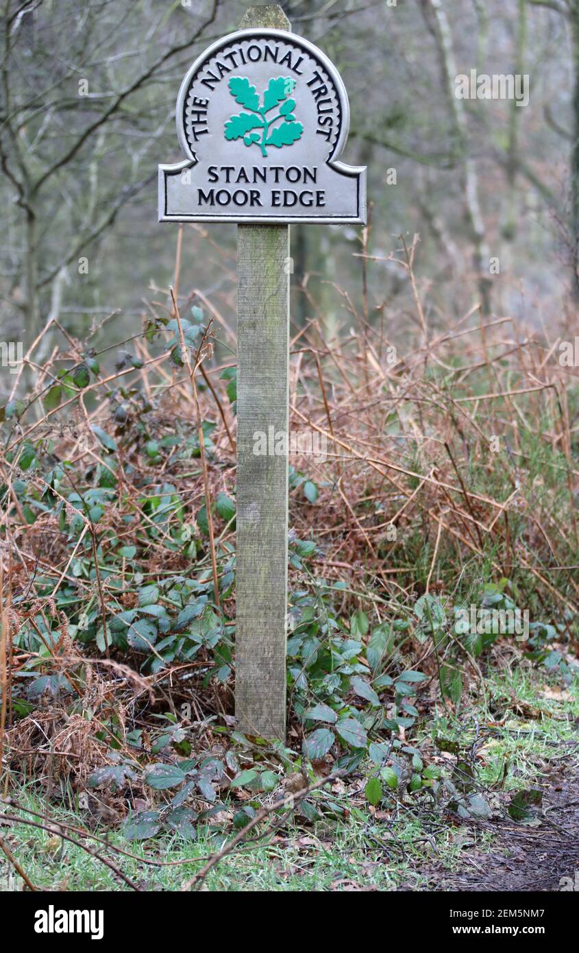 Das National Trust Zeichen an Stanton Moor Edge in der Derbyshire Peak District Stockfoto