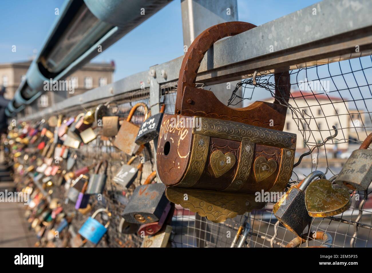 Handgefertigtes, künstlerisches Vorhängeschloss auf der Pater Bernatek-Fußgängerbrücke (Kładka Ojca Bernatka), Lovers-Brücke über die Weichsel. Krakau, Polen. Stockfoto