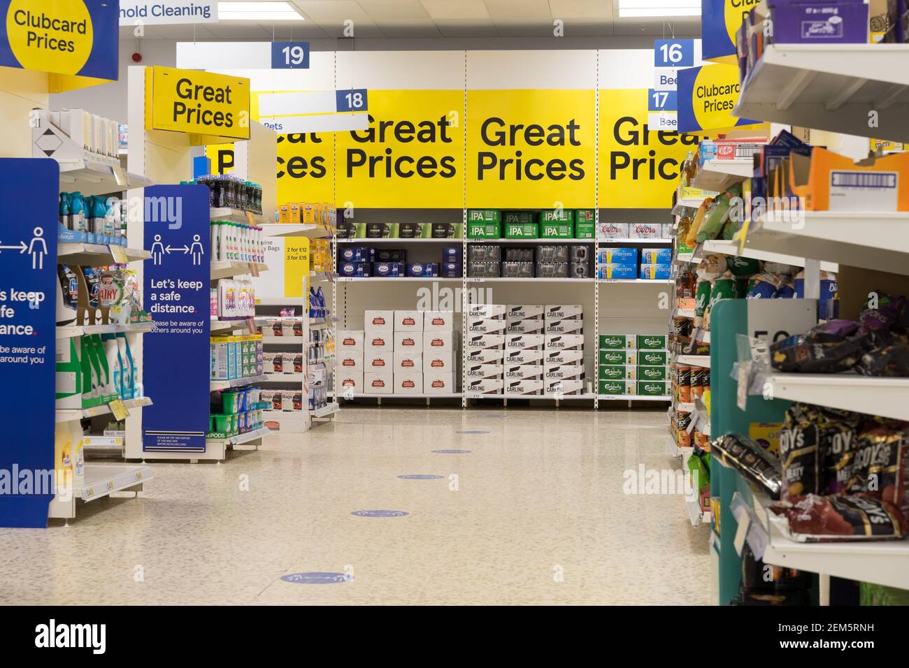 Tolle Preise Schild an der Wand im Tesco Supermarkt Stockfoto