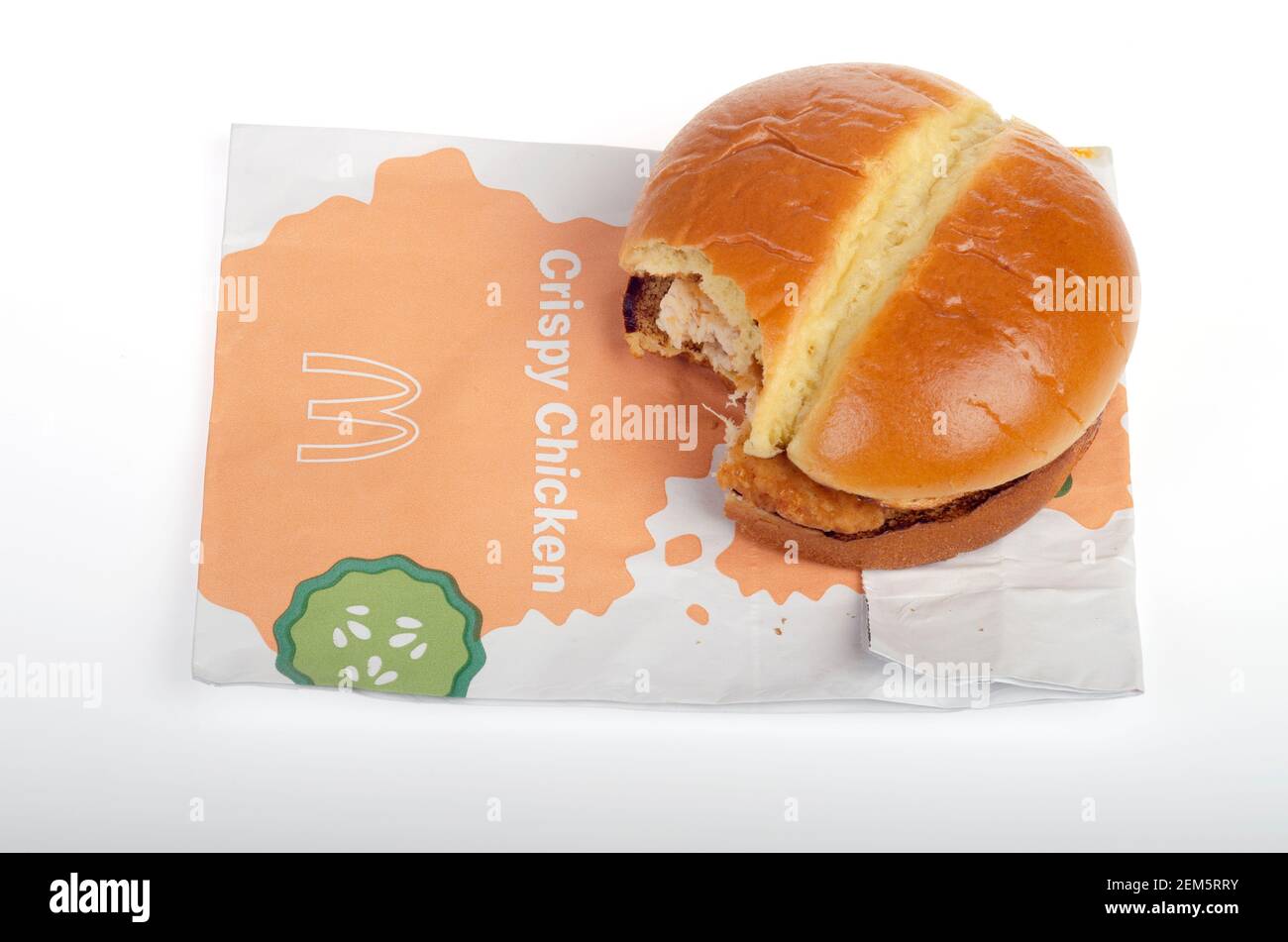 McDonalds neues Crispy Chicken Sandwich mit Biss auf Tasche genommen. Veröffentlicht am 24th. Februar 2021 Stockfoto