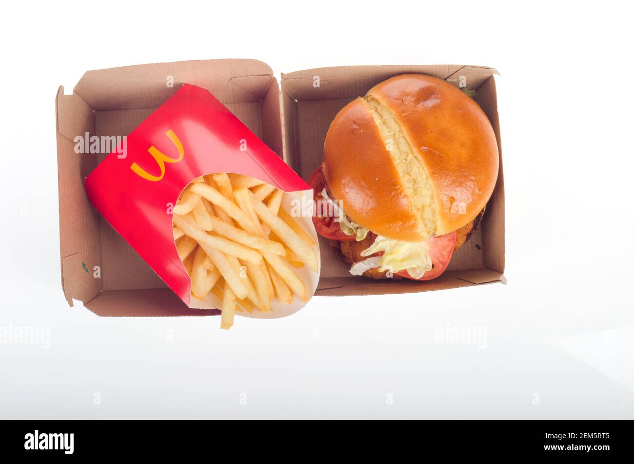 McDonalds neues Crispy Chicken Sandwich Deluxe mit pommes Frites & Box. Veröffentlicht am 24th. Februar 2021 Stockfoto