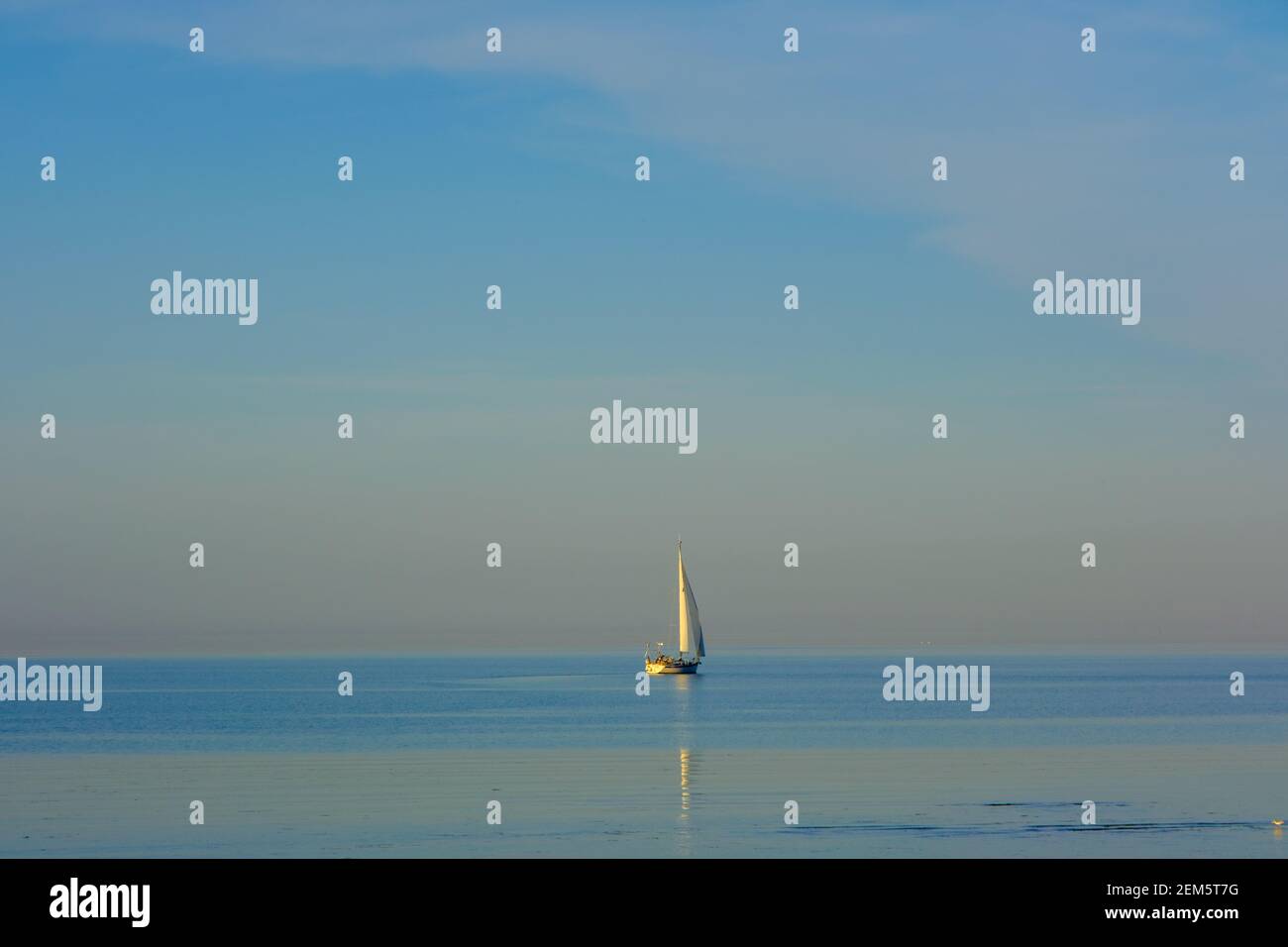 Segelyacht Meer Hintergrund Stockfotos und -bilder Kaufen - Alamy
