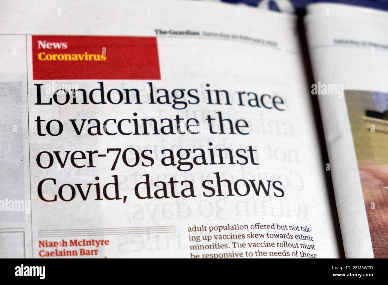 "London hinkt im Wettlauf um die über 70s-Jahre-Impfungen gegen Covid hinterher, wie Daten zeigen", titelt die Zeitung Guardian Pandemieartikel auf Seite 20. Februar 2021 Großbritannien Stockfoto