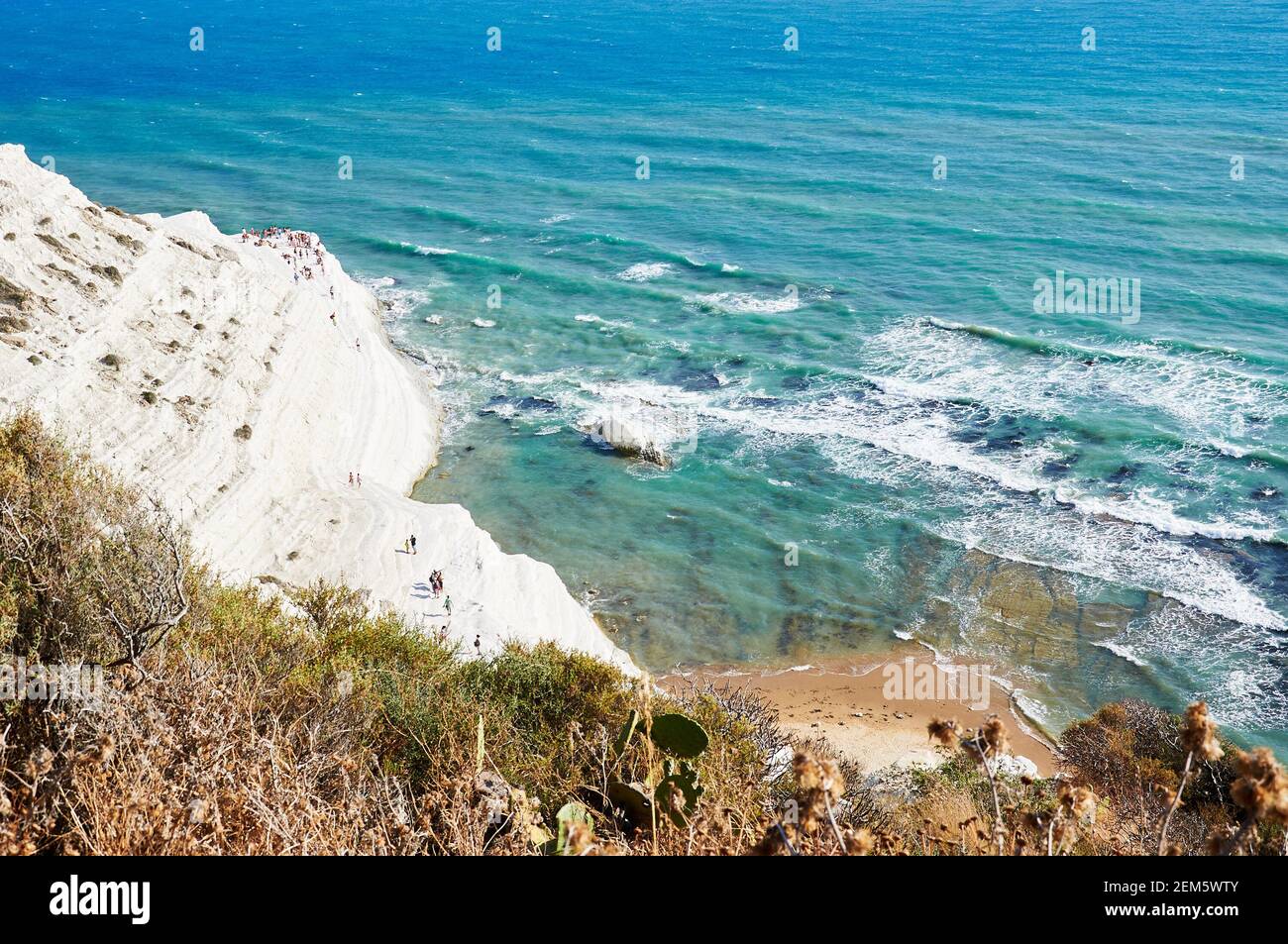 Touristen flanieren und sonnen sich an der "Scala dei Turchi" (Skala der Türken) in der Provinz Agrigento, Sizilien Stockfoto