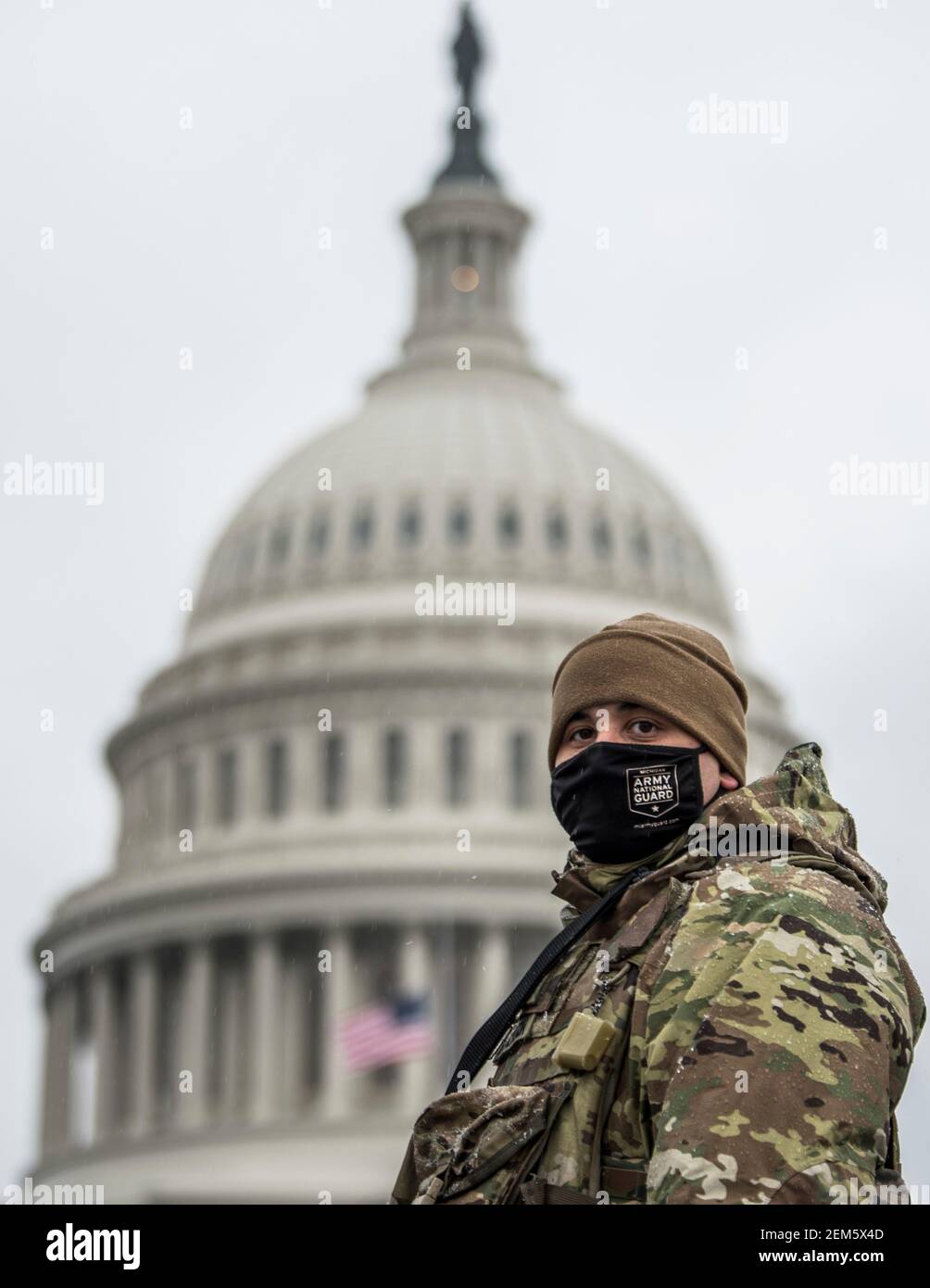 US Army CPL. Zakariah Blackmon, mit der Michigan National Guard, steht Uhr in der Nähe des US-Kapitols 13. Februar 2021 in Washington, D.C. die Nationalgarde wird weiterhin unterstützen Bundesgesetzdurchsetzungsbehörden mit Sicherheit rund um das Kapitol bis Ende März. Stockfoto