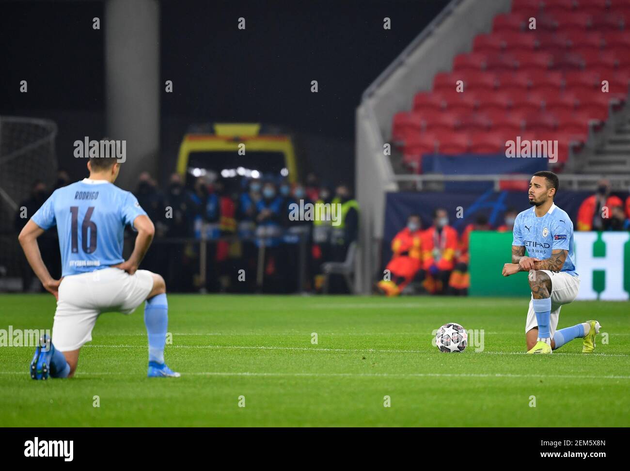 Budapest, Ungarn. Februar 2021, 24th. Fußball: Champions League, Borussia Mönchengladbach - Manchester City, K.O.-Runde, 16. Runde, erste Etappe in der Puskas Arena. Rodri und Gabriel Jesus (r) von Manchester City knien vor dem Spiel. Kredit: Marton Monus/dpa/Alamy Live Nachrichten Stockfoto