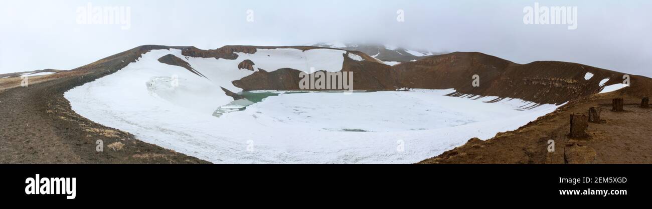 Panorama eines Kraters in Krafla bedeckt mit Schnee und Eis, Island Stockfoto