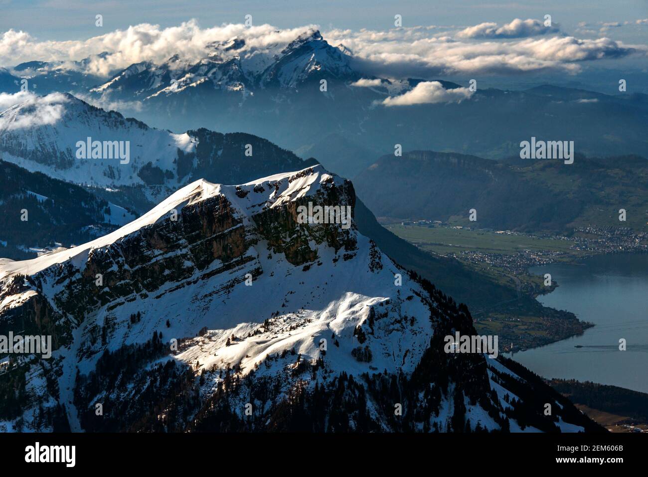 Eine mittlere Höhenansicht der schneebedeckten Gipfel der Schweizer alpen und des Vierwaldstättersees. Stockfoto
