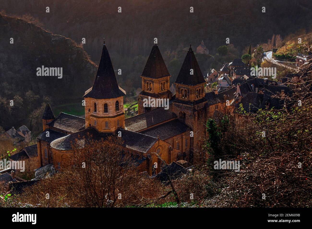 Das mittelalterliche Dorf Conques mit der Abteikirche Sainte-Foy, an der Santiago de Compostela, in Okzitanien, Südfrankreich. Stockfoto