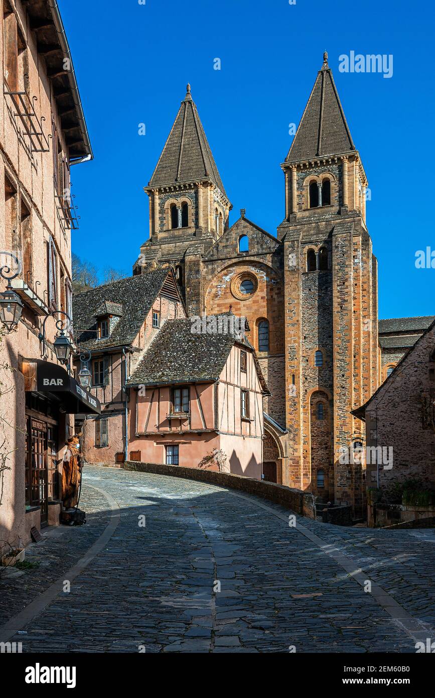 Das mittelalterliche Dorf Conques mit der Abteikirche Sainte-Foy, an der Santiago de Compostela, in Okzitanien, Südfrankreich. Stockfoto
