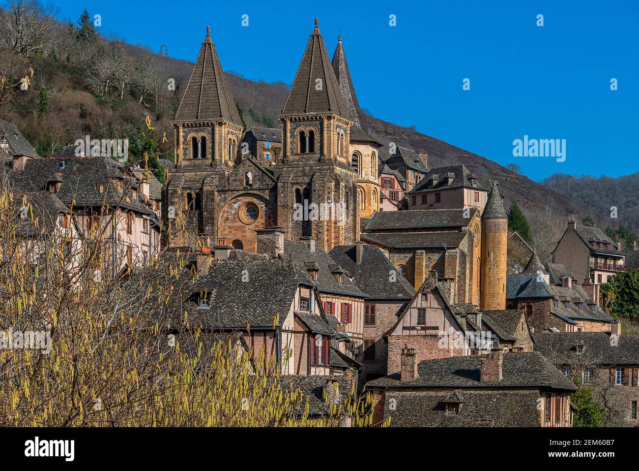 Das mittelalterliche Dorf Conques mit der Abteikirche Sainte-Foy, an der Santiago de Compostela, in Okzitanien, Südfrankreich. Stockfoto