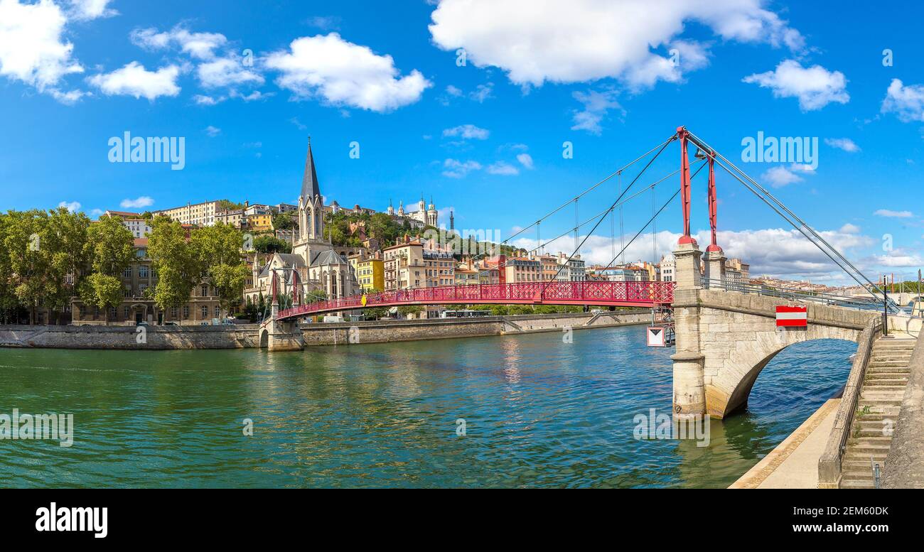 Fußgängerbrücke Saint Georges und Kirche Saint Georges in Lyon, Frankreich an einem schönen Sommertag Stockfoto