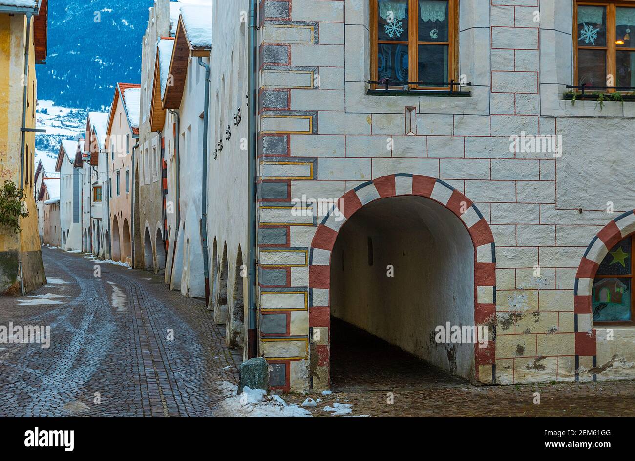 Straße mit alten Häusern und gepflasterte Straße in der mittelalterlichen Stadt Glurns, Südtirol, Italien Stockfoto