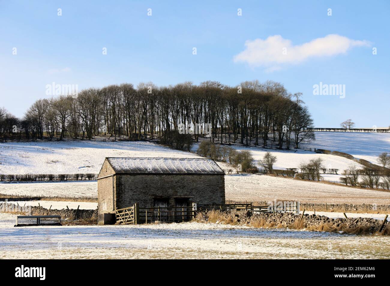 Steinerne Scheune in den Feldern über der Peak District Stadt Von Bakewell Stockfoto