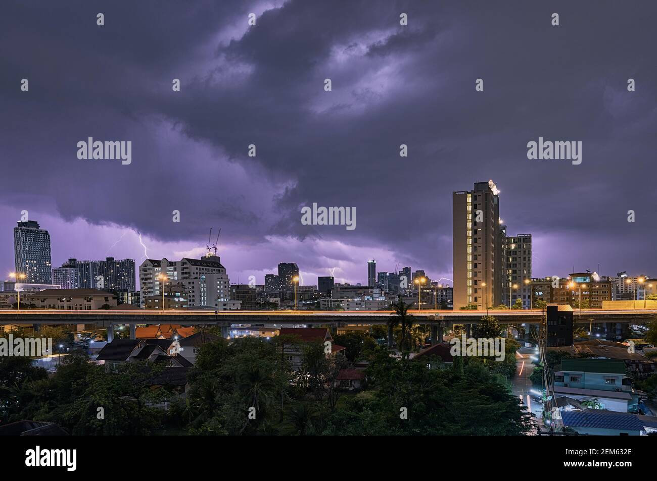 Stadtlandschaft Gewitter hinter Wolken in der Nacht schöne Formen Stockfoto