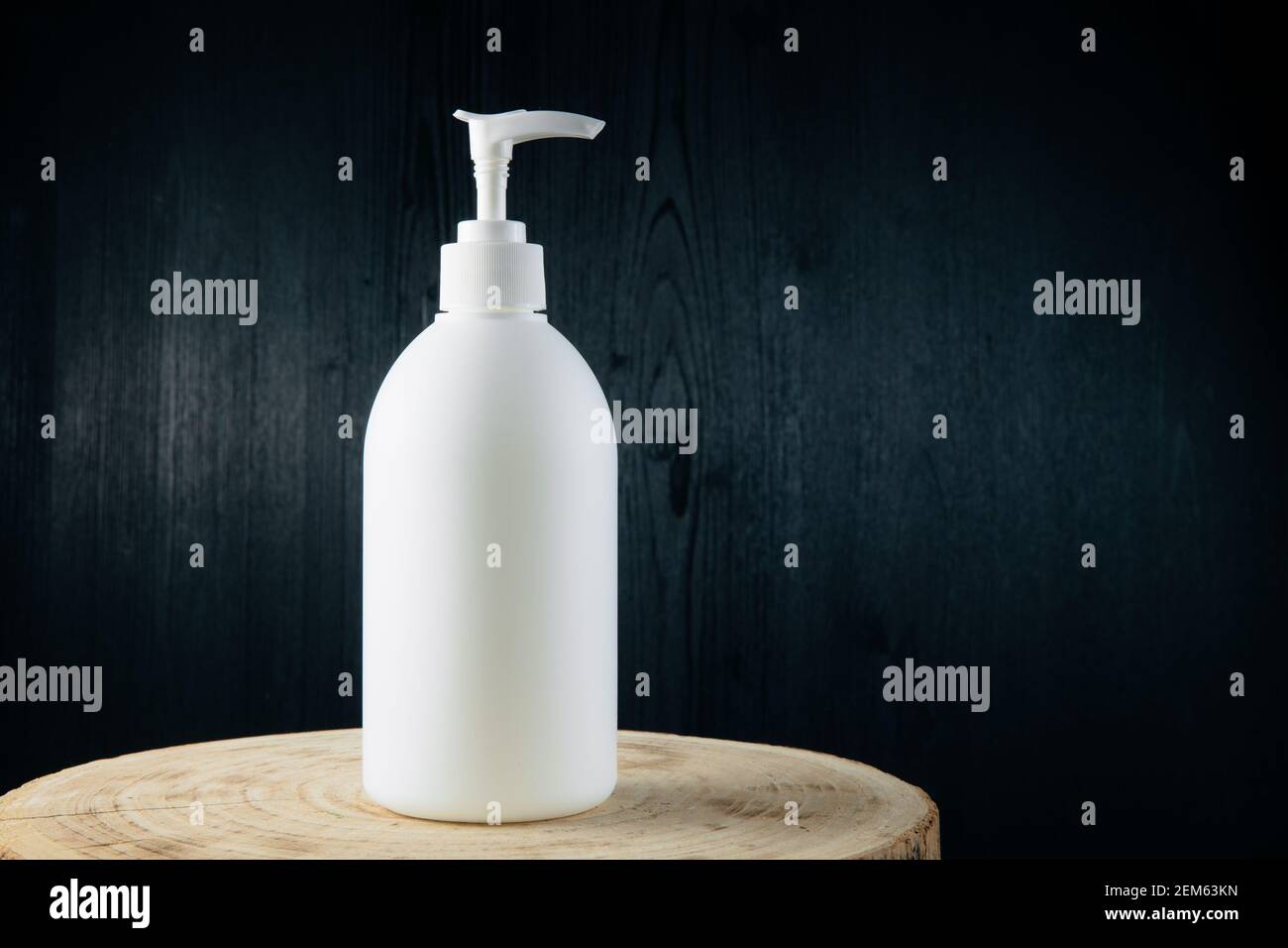 White natürliche organische kosmetische Verpackung Kunststoff Mock up auf Holztisch. Mock-up Flasche für Branding und Label. Stockfoto