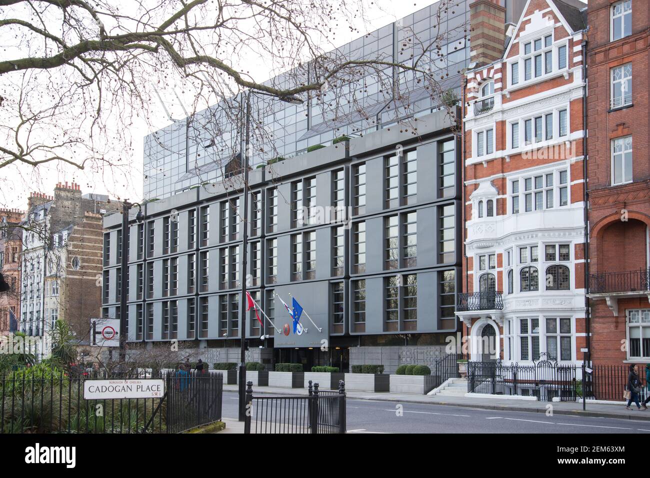 Modernistische Architektur Grauer Beton Stahl Königliche dänische Botschaft, Botschaft von Island 55 Sloane Street, Knightsbridge von Arne Jacobsen Stockfoto