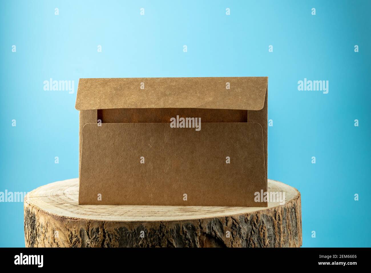 Umschlag auf dem Holztisch Stockfoto