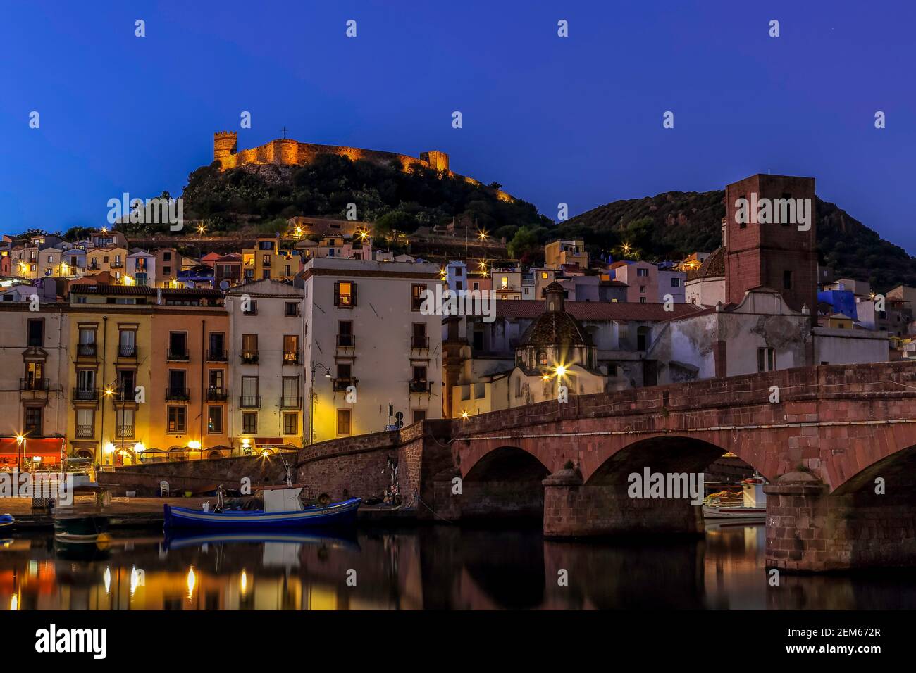 Die Stadt Bosa, Sardinien, bei der Blauen Stunde Stockfoto