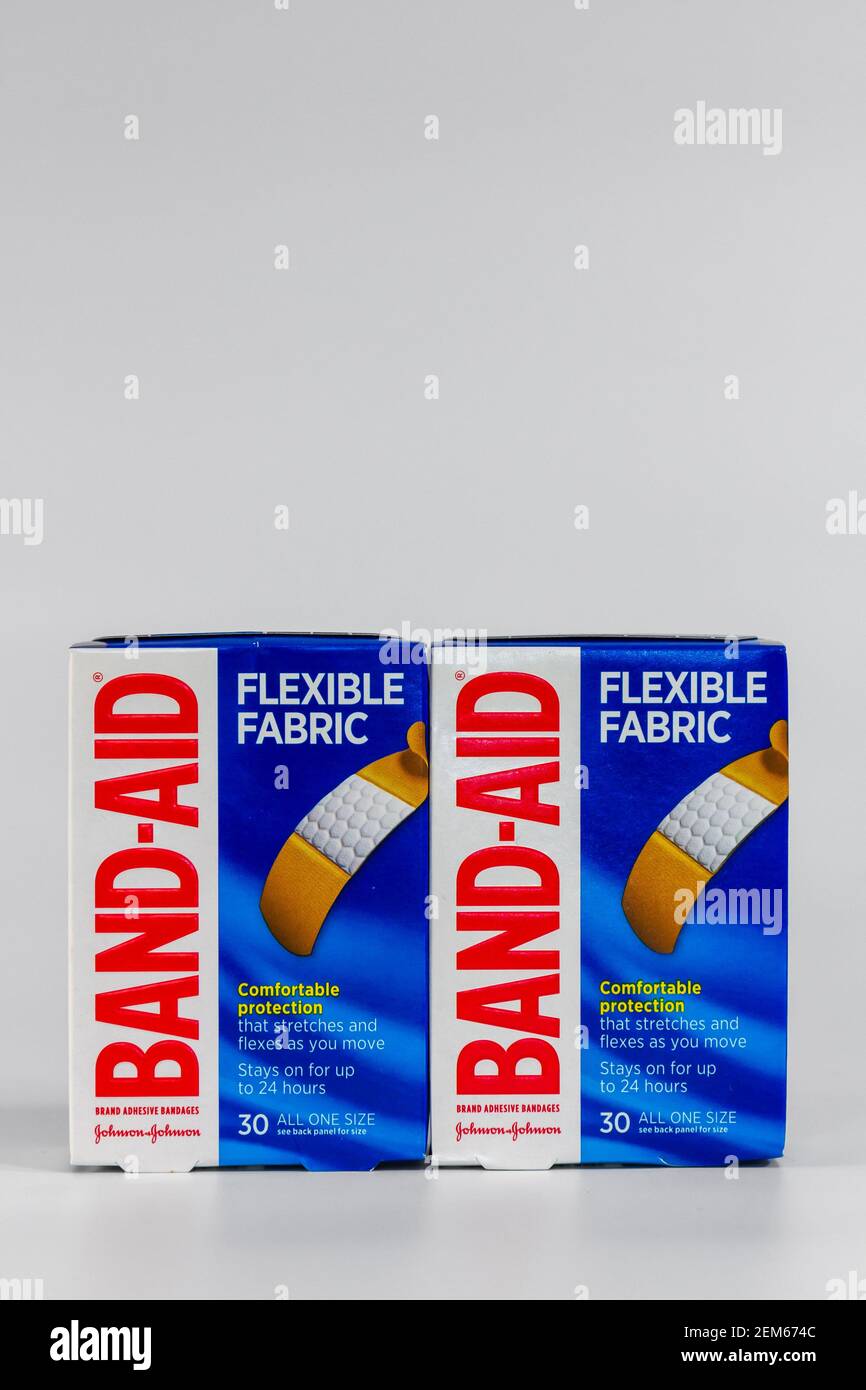 ST PAUL, MN, USA - 31. JANUAR 2021: Band-Aid-Paket und Markenlogo und Markenlogo. Stockfoto