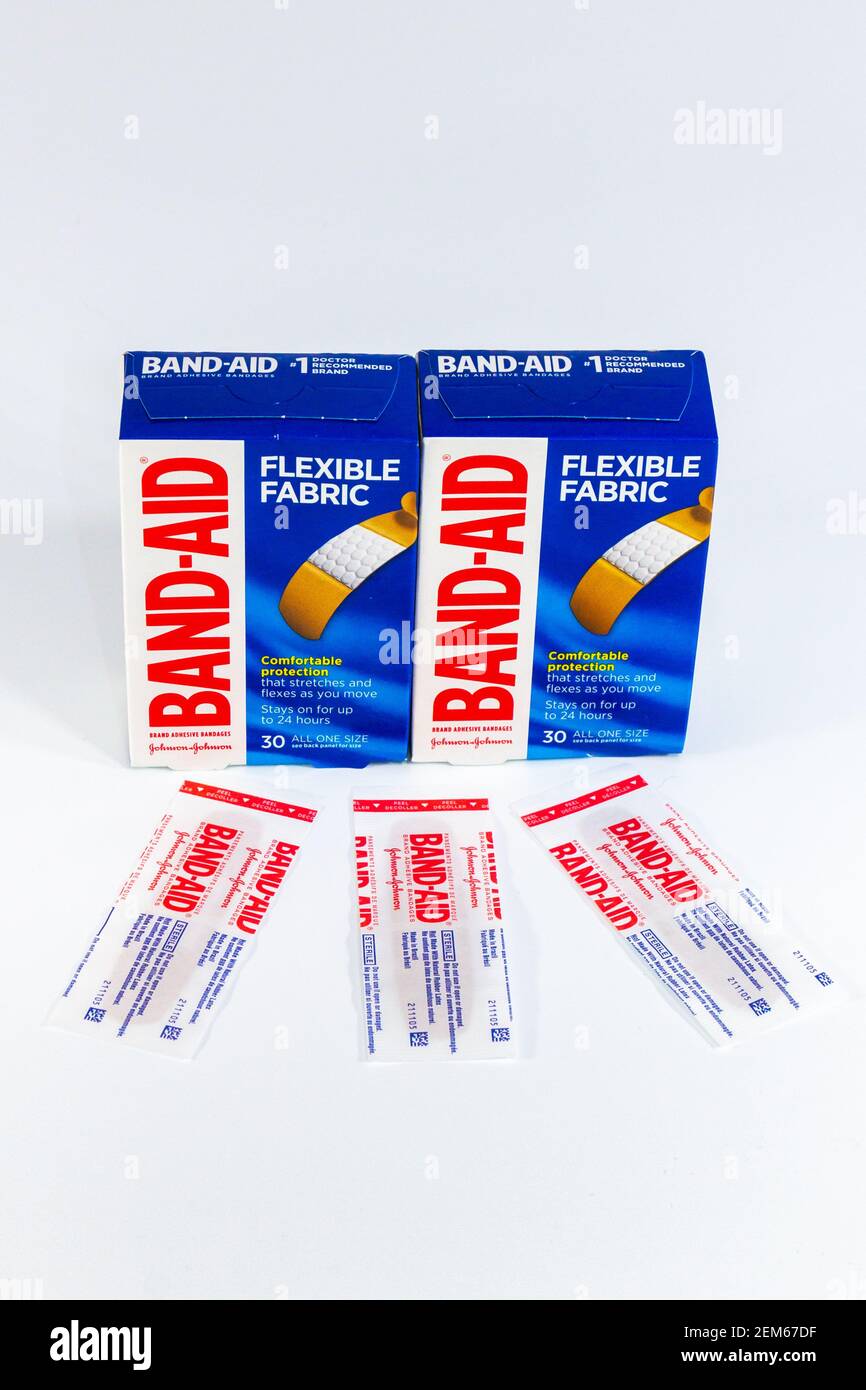 ST PAUL, MN, USA - 31. JANUAR 2021: Band-Aid-Paket und Markenlogo und Markenlogo. Stockfoto