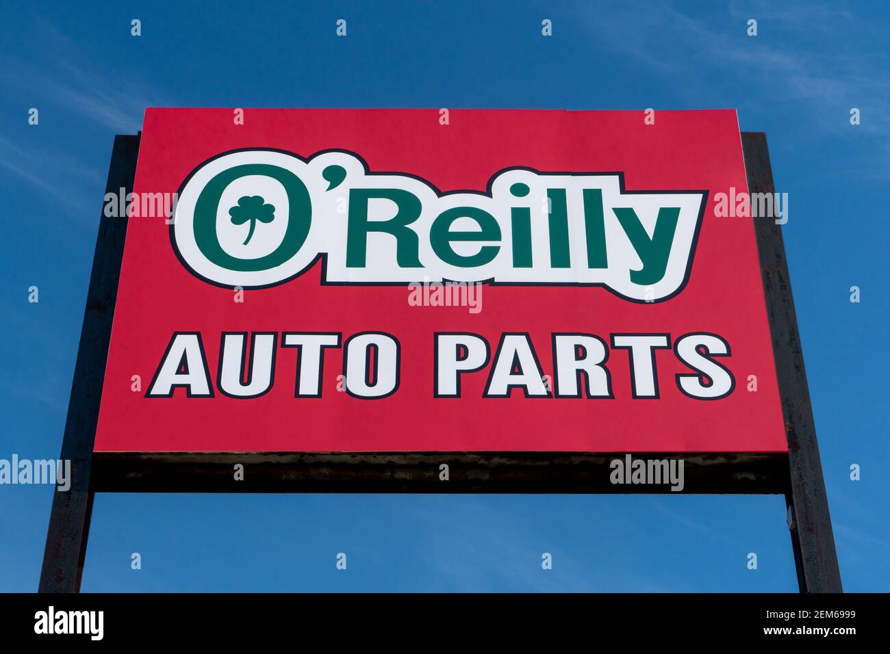 MAPLEWOOD, MN, USA - 20. FEBRUAR 2021: O'Reilly Auto Parts Retail Exterieur und Markenlogo. Stockfoto