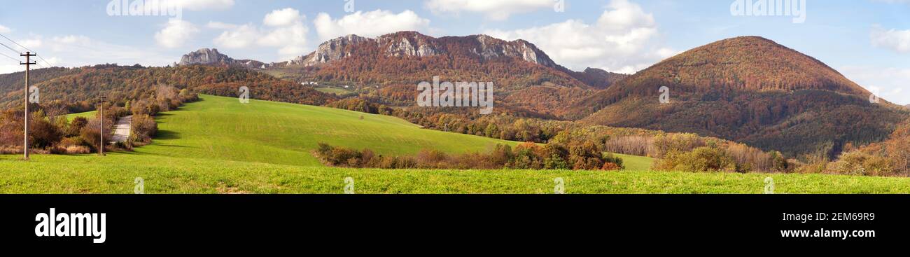 Herbstlicher Panoramablick auf Vrsatec und Vrsatecke Podhradie Dorf - Slowakei Stockfoto