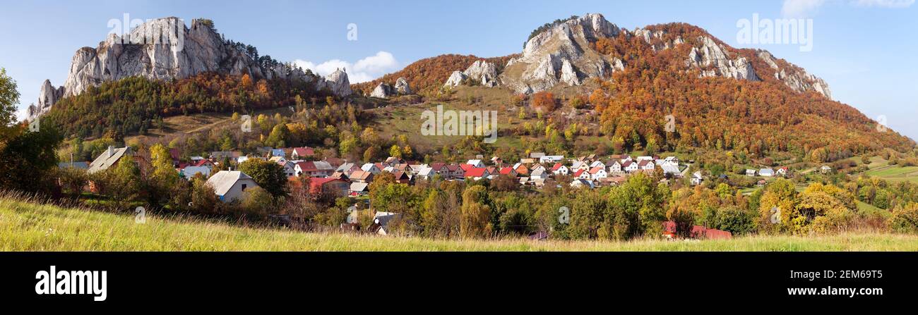 Herbstlicher Panoramablick auf Vrsatec und Vrsatecke Podhradie Dorf - Slowakei Stockfoto