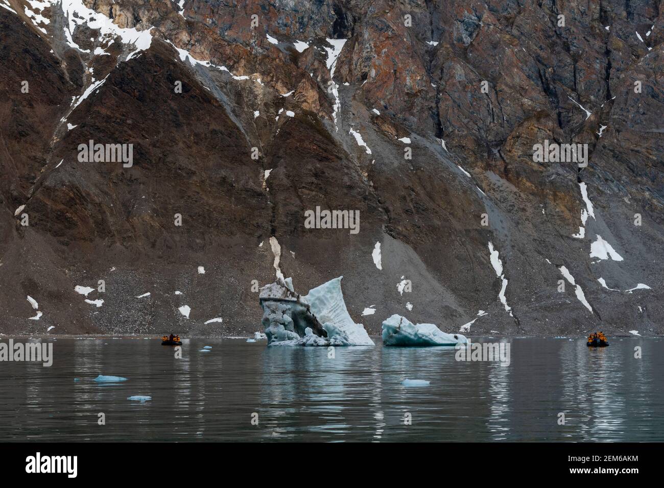 Touristische Erkundung der Krossfjorden, Spitzbergen, Spitzbergen Inseln, Norwegen. Stockfoto