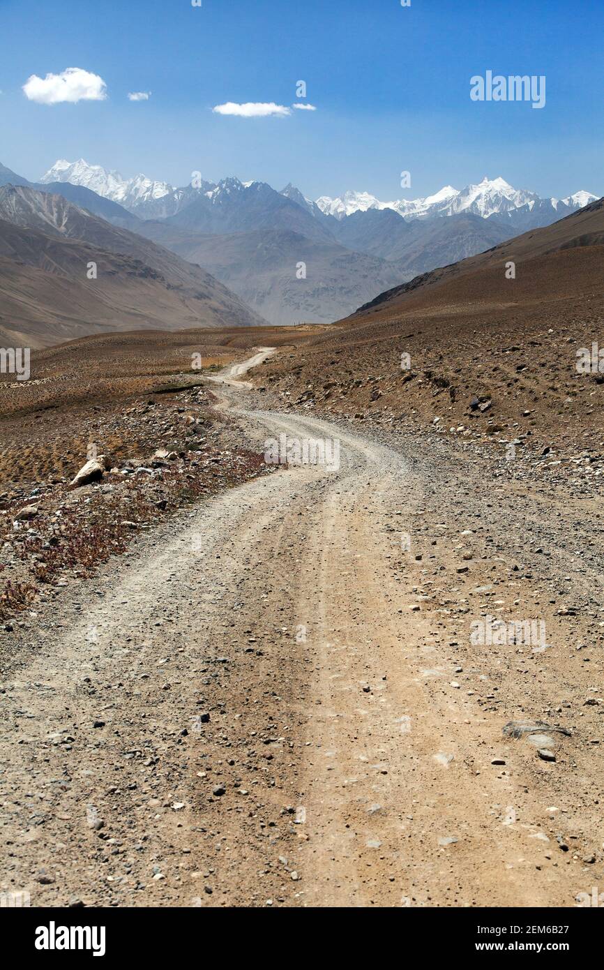 Pamir Autobahn oder Pamirskij trakt unbefestigte Straße in Tadschikistan, gorno-badakhshan Region, Wakhan Tal. Pamir und Hindukusch Berge Stockfoto