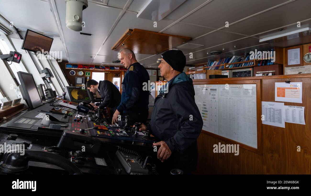 Die Brücke des Ocean Adventurer Kreuzfahrtschiffes während der Saling entlang der Polar Ice Cap im Norden von Spitzbergen, Norwegen. Stockfoto