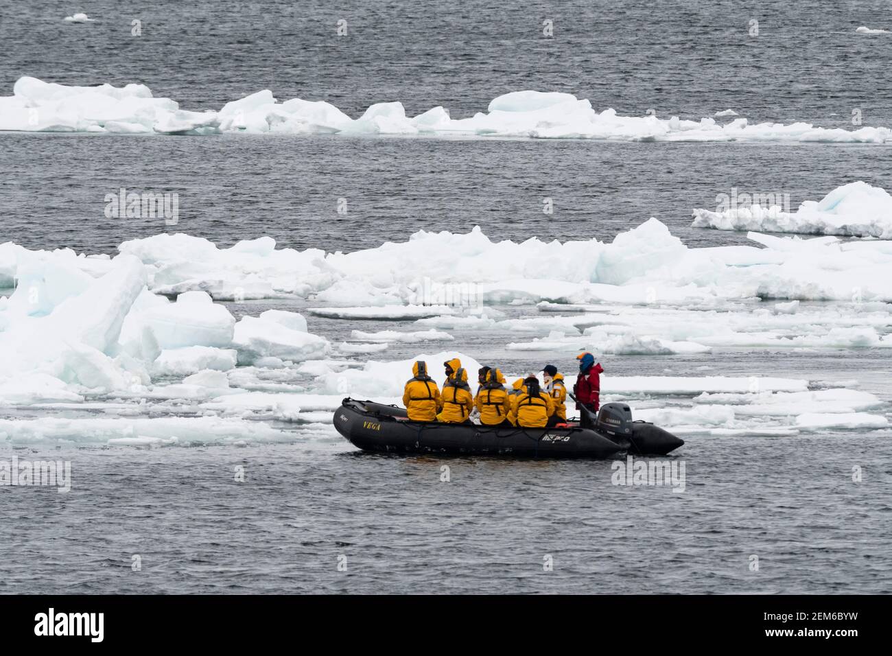 Touristen auf aufblasbaren Booten erkunden die Polar Ice Cap, 81north von Spitzbergen, Norwegen. Stockfoto