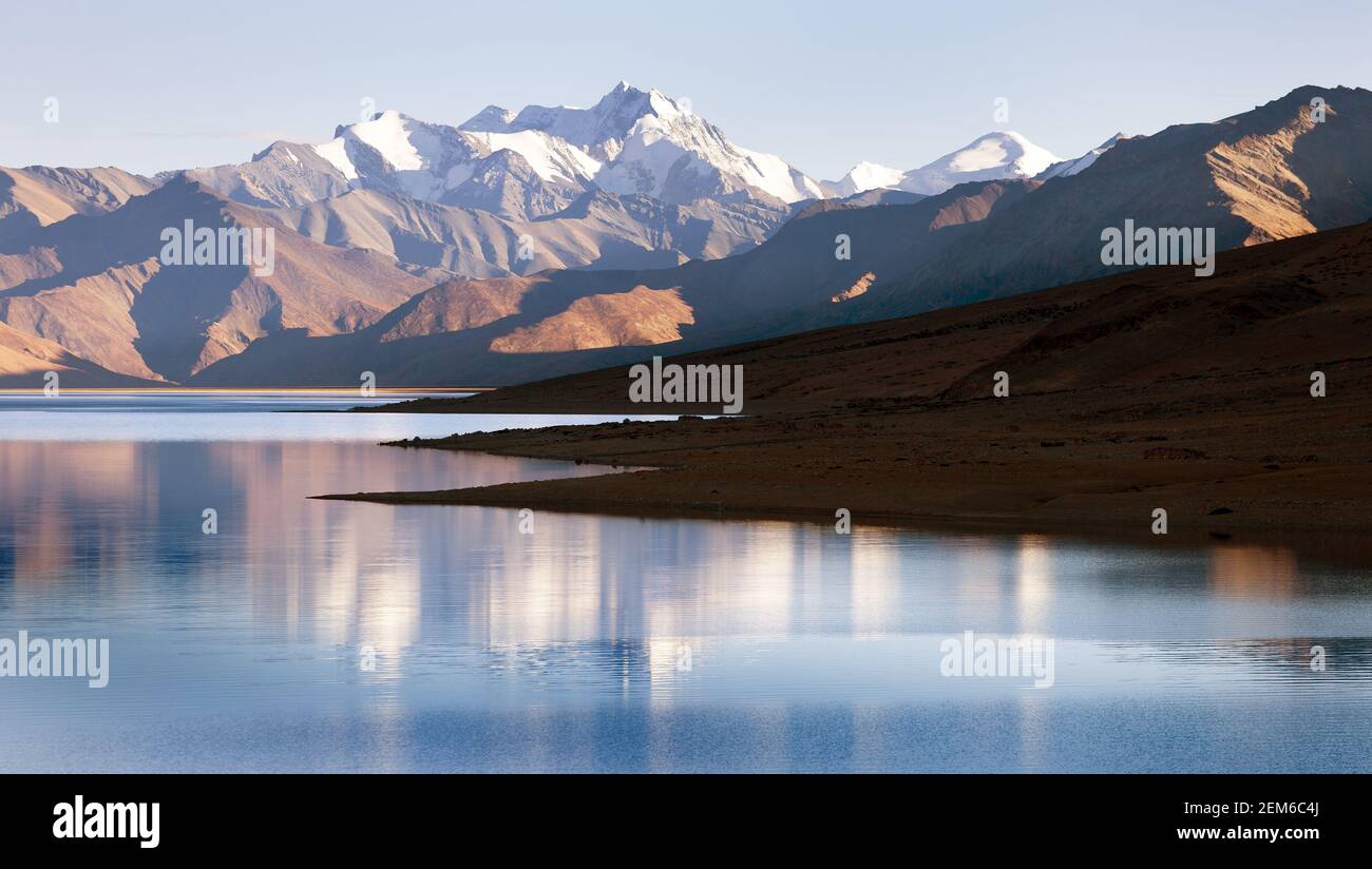 Blick auf Tso Moriri See mit Great Himalayan Range, Rupshu Tal, indischen Himalaya, Ladakh, Jammu und Kaschmir, Indien Stockfoto