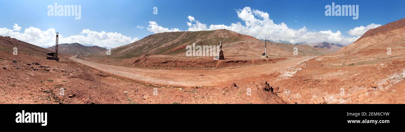 Kyzylart- oder Kyzyl-Art-Pass. Grenze zwischen Kirgisistan und Tadschikistan. Pamir-Gebirge. Rot gefärbter Berg. Pamir Autobahn oder Pamirskij trakt, Dach des wor Stockfoto