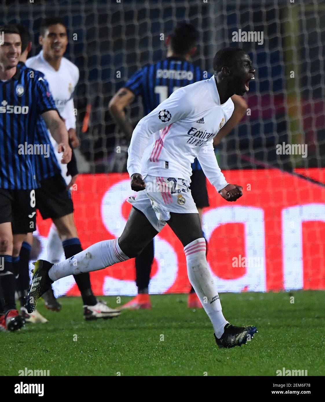 Bergamo. Februar 2021, 24th. Real Madrids Ferland Mendy (vorne) feiert während einer UEFA Champions League Runde von 16 ersten Bein Fußballspiel zwischen Atalanta und Real Madrid in Bergamo, Italien, 24. Februar 2021. Quelle: Xinhua/Alamy Live News Stockfoto