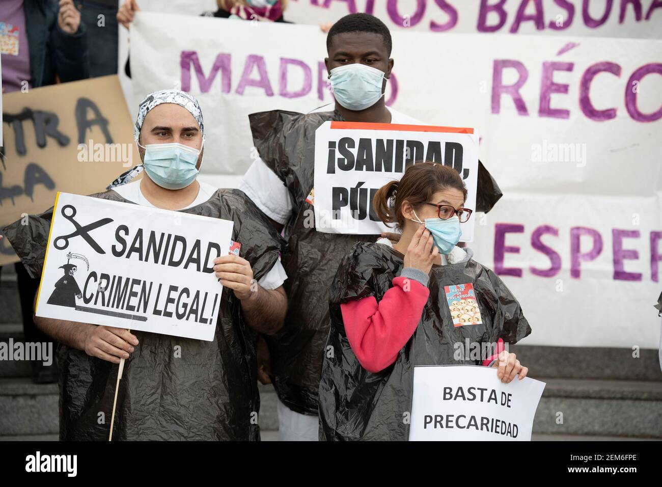 Madrid, Spanien. Februar 2021, 24th. Gesundheitshelfer halten Plakate, die ihre Meinung am Eingang des Krankenhauses 12 de Octubre während der Demonstration für die öffentliche Gesundheit in Madrid zum Ausdruck bringen. Kredit: SOPA Images Limited/Alamy Live Nachrichten Stockfoto