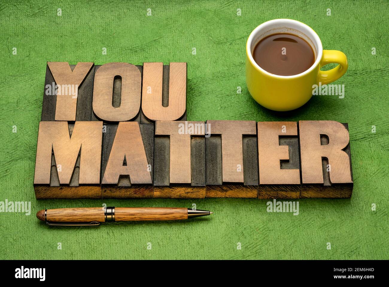 You matter Reminder - inspirierende Wort abstrakt in Vintage-Buchdruck Holzart mit einer Tasse Kaffee, positive Affirmation, positive und persönliche Stockfoto