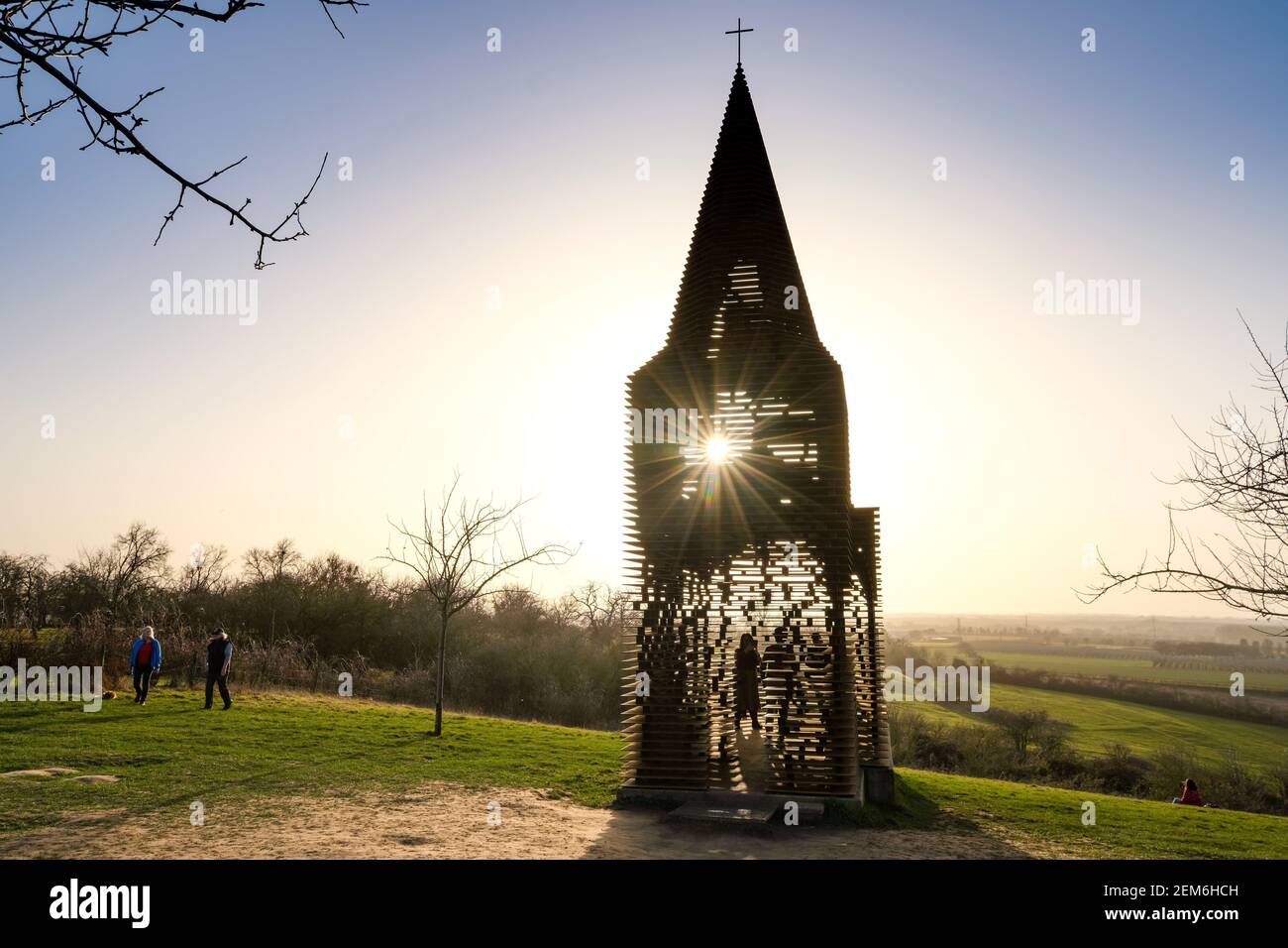 Brüssel. Februar 2021, 24th. Das Foto vom 24. Februar 2021 zeigt eine "Durchgangskirche", ein ortsspezifisches Werk mit dem Titel "Lesungen zwischen den Linien" außerhalb der Stadt Borgloon, Belgien. Das 10 vom belgischen Architekten-Duo Gijs Van Vaerenbergh fertiggestellte Projekt ist 100 Meter hoch und besteht aus 2000 Schichten und 2011 Stahlsäulen. Quelle: Zhang Cheng/Xinhua/Alamy Live News Stockfoto