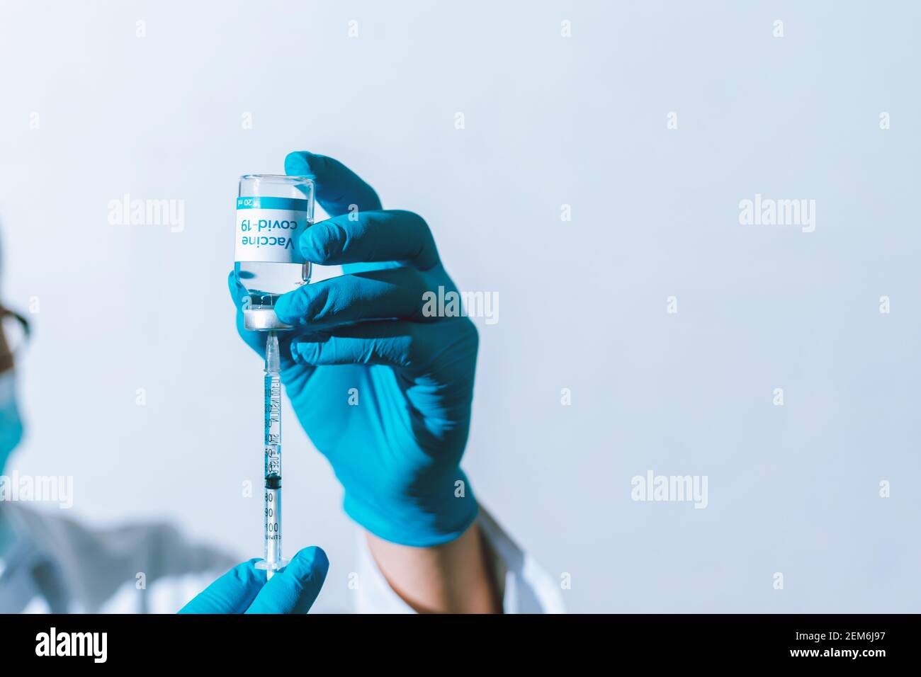 Arzt, Krankenschwester, Wissenschaftler Hand in blauen Handschuhen hält Grippe, Masern, Coronavirus, covid-19 Impfkrankheit Vorbereitung Impfschutz Schuss, Medizin und Medikament Stockfoto