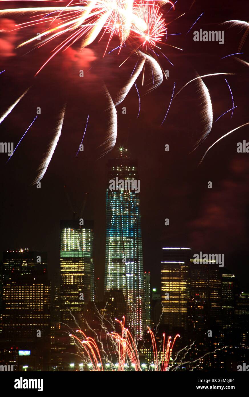 Abstraxt-Entwürfe als Feuerwerk explodieren vor der NYC Skyline Stockfoto