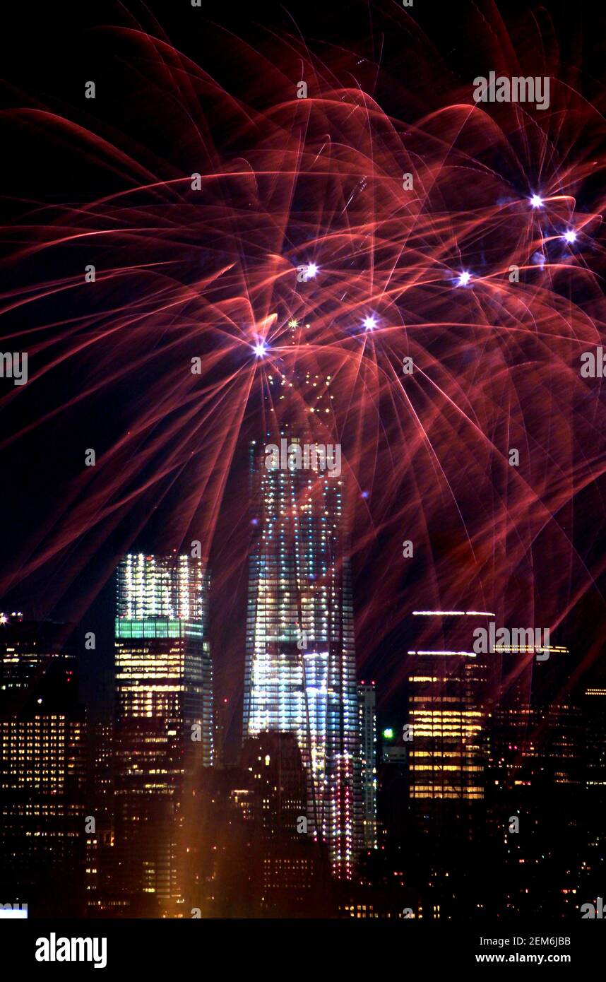 Abstraxt-Entwürfe als Feuerwerk explodieren vor der NYC Skyline Stockfoto