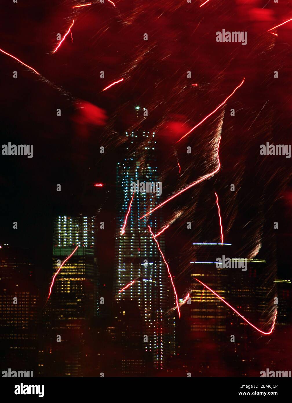 Abstraxt-Entwürfe als Feuerwerk explodieren vor der NYC Skyline Stockfoto