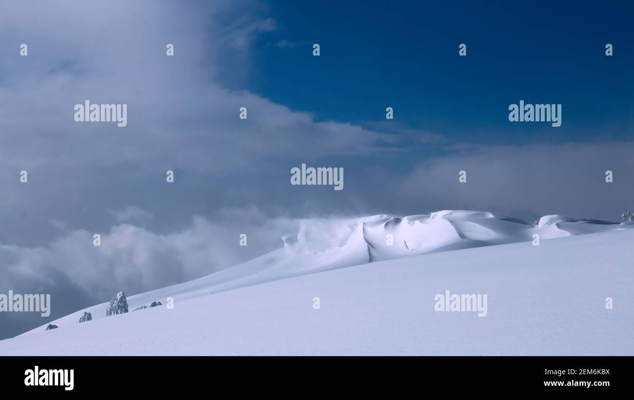 Sonnenlicht reflektiert von einer Schneewehung auf einem Berggipfel an einem sonnigen Tag, Rusutsu, Hokkaido, Japan Stockfoto