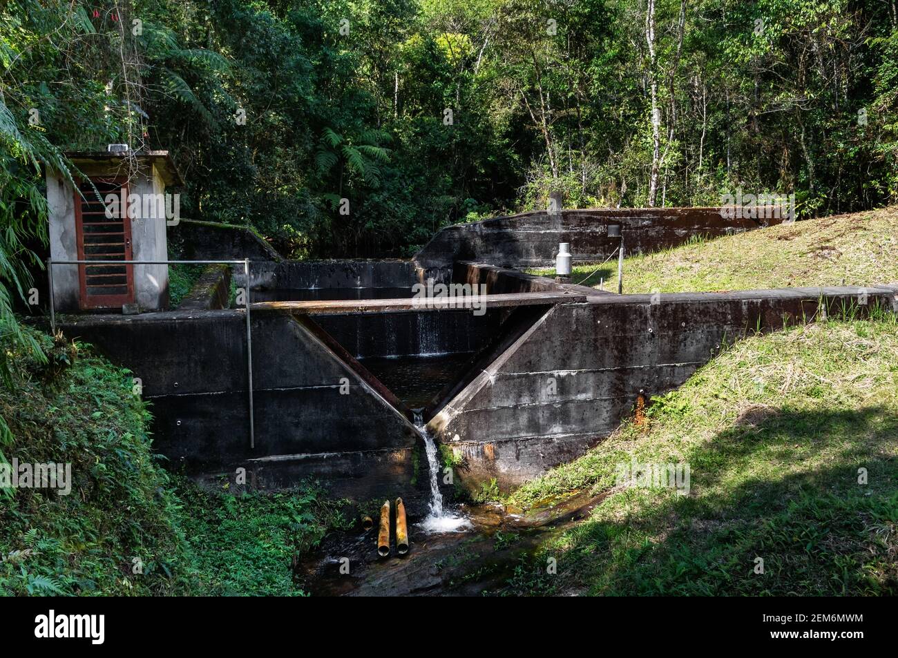 Eine hydrologische Station für Messung und Studie der Menge an Wasser durch den Wald von Serra do Mar Estate Park, Cunha Kern produziert. Stockfoto