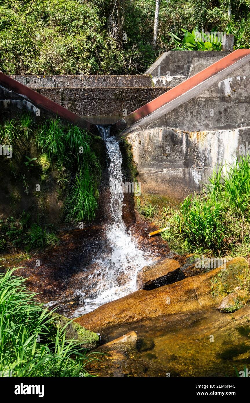 Wasser fällt aus einer hydrologischen Station für die Messung und Studie der Menge an Wasser durch den Wald von Serra do Mar Estate Park produziert verwendet. Stockfoto