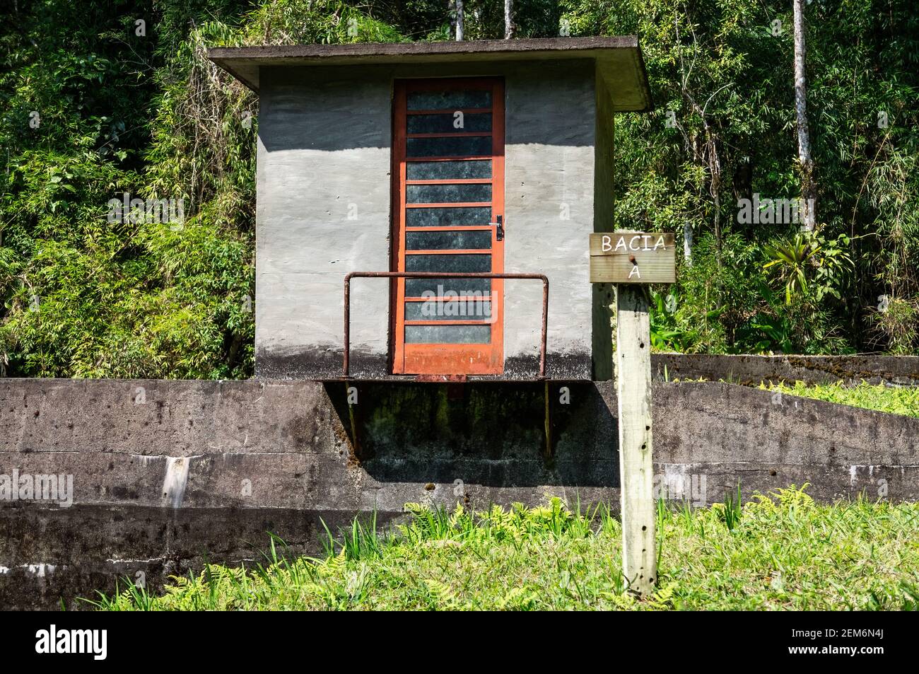 Wohngebäude der hydrologischen Station A. Station verwendet für die Messung der Menge an Wasser durch den Wald von Serra do Mar Estate Park produziert. Stockfoto
