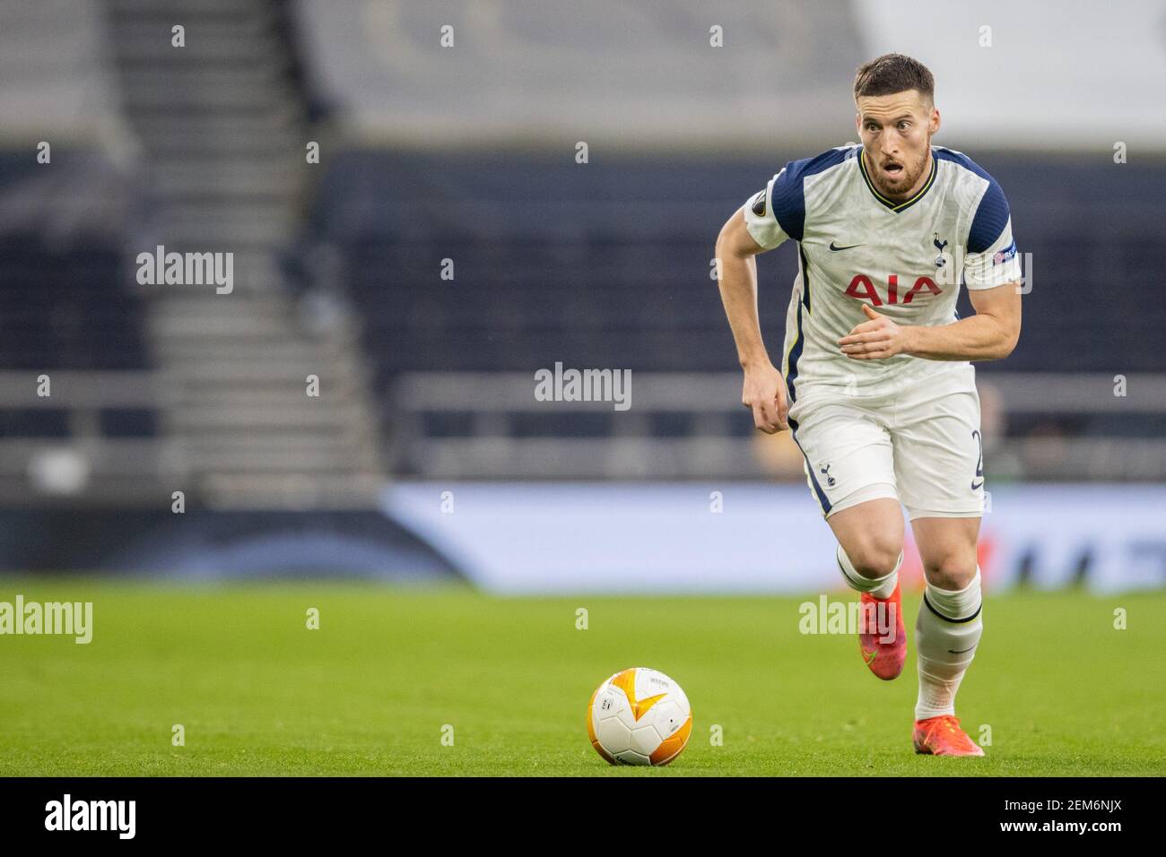 London, Großbritannien. Februar 2021, 24th. Matt Doherty #2 von Tottenham Hotspur mit dem Ball in London, UK am 2/24/2021. (Foto von Jane Stokes/News Images/Sipa USA) Quelle: SIPA USA/Alamy Live News Stockfoto