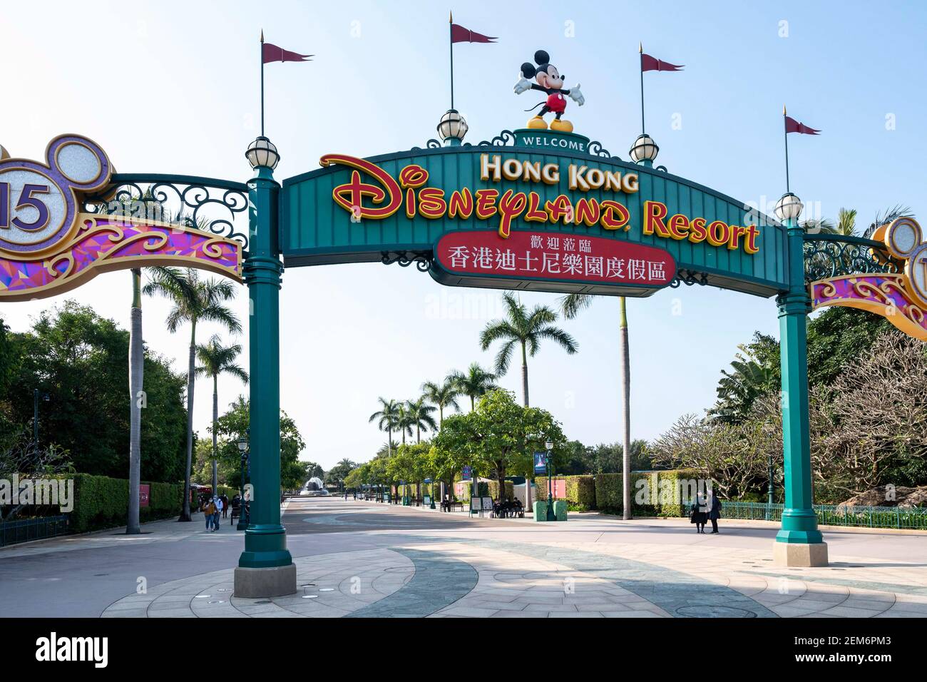 Hongkong, China. Februar 2021, 19th. Eingang des Disneyland Resort Parks in Hong Kong. Quelle: Chukrut Budrul/SOPA Images/ZUMA Wire/Alamy Live News Stockfoto